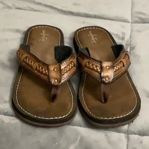 Collection by Clark’s brown leather thong sandal (open back)